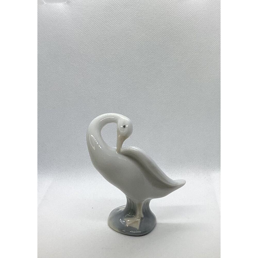 LLADRO Preening Goose Duck Swan Figurine 4.25in Tall